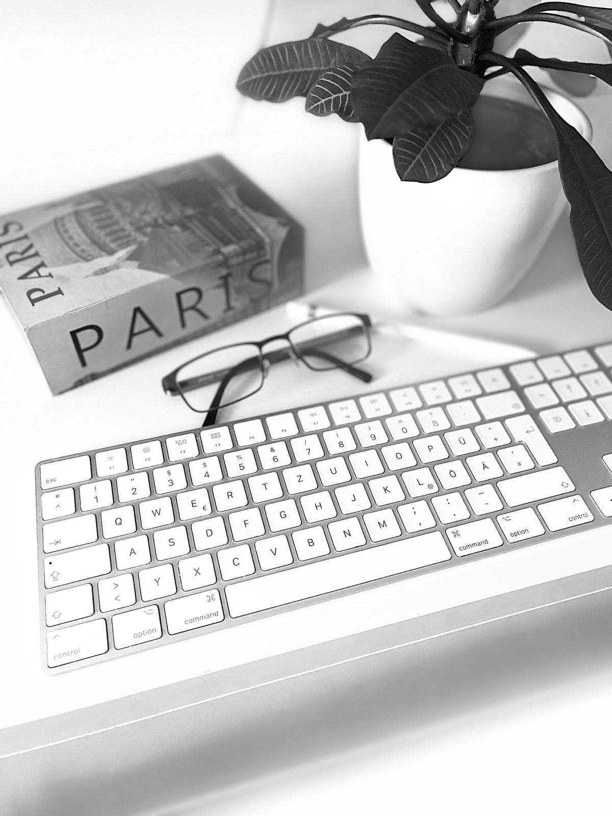Ein Buch eine Brille einBlumentopf und eine Tastatur sind als Schmuckelement abgebildet